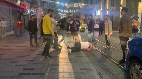 İstiklal Caddesi’nde bayıltan dayak | VİDEO