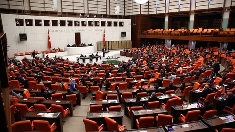 TBMM'de 28. dönem başladı: Yeni milletvekilleri Meclis'te yemin ediyor