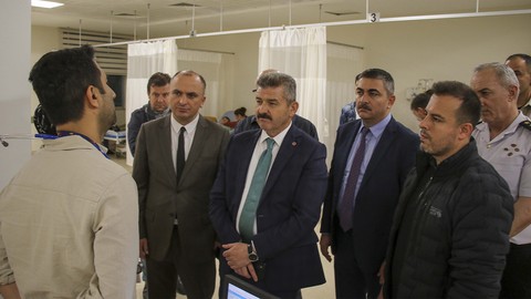 Uşak'ta 24 kişi gıda zehirlenmesi şüphesiyle hastaneye kaldırıldı! Vali Ergün sağlık durumları hakkında bilgi aldı
