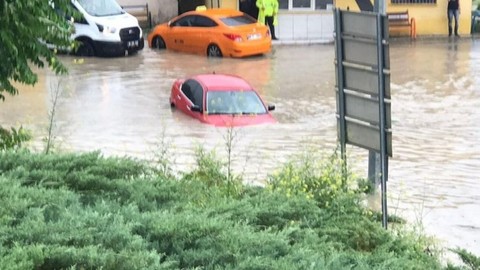 Ankara'daki şiddetli yağışta bölge halkı birbirlerine destek oluyor