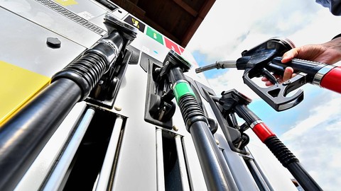 Yarından itibaren geçerli olmak üzere motorine 1 lira 55 kuruşluk zam gelmesi bekleniyor