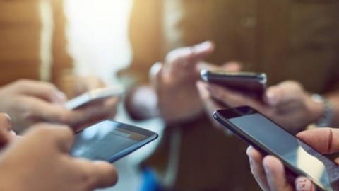 Bakan Uraloğlu öğrencilere yönelik ÖTV'siz ve KDV'siz telefonun ayrıntılarını paylaştı