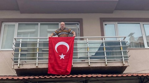 Bayrak asan dayı 100. yıl şerefine aynı balkona bayrağı yerleştirdi