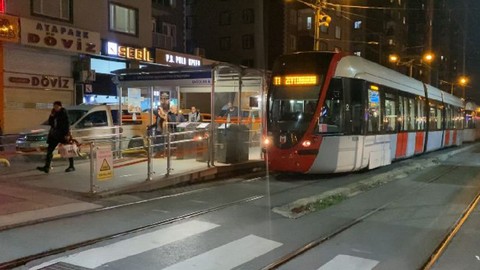 Zeytinburnu'nda T1 Kabataş-Bağcılar seferini yapan tramvaya taşlı saldırı