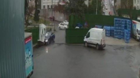 Otomobil güvenlik kulübesine daldı