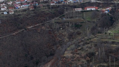 Heyelan köyü ikiye ayırdı
