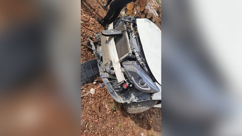Isparta'da aydınlatma direğine çarpan lüks araç kullanılamaz hale geldi