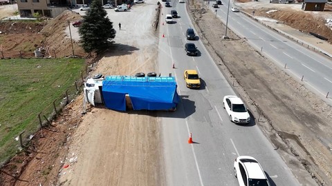 Kırıkkale'de kamyon devrildi