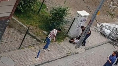 Küçükçekmece'de bıçaklı saldırgan polis tarafından vuruldu