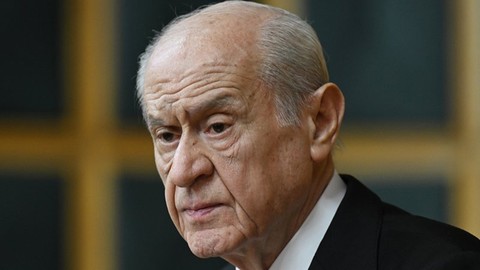 Devlet Bahçeli Karagümrük rozeti taktı