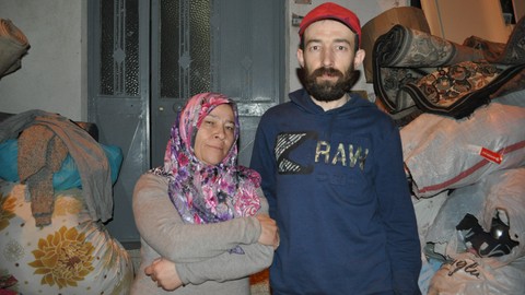 Evden atılan aile, 2 gündür sokakta yaşıyor