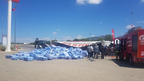 Tır, akaryakıt istasyonuna çarptı