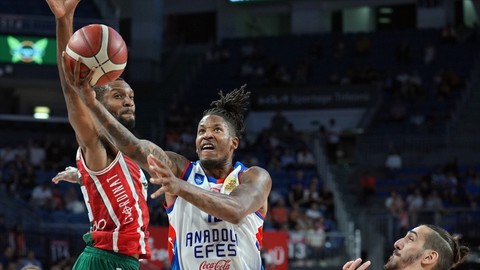 Basketbol Süper Ligi yarı finallerinde Anadolu Efes, Karşıyaka serisinde öne geçti