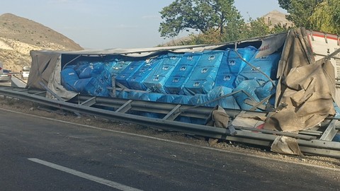 Virajı alamayan tır devrildi