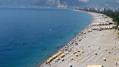 Antalya kıyılarında yoğunluk yaşanıyor