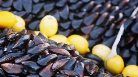 İstanbul'da 2 ton kaçak midye ele geçirildi