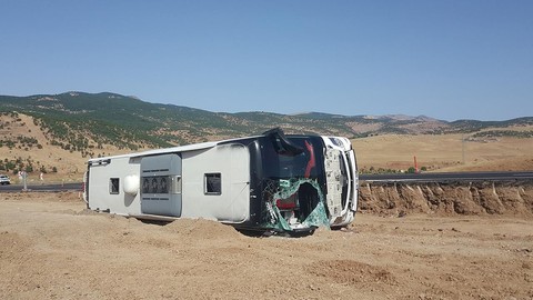 Bingöl'de yolcu otobüsü devrildi