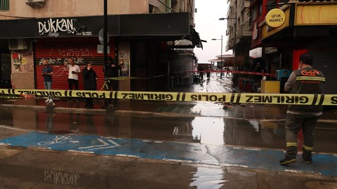 İzmir'de elektrik dehşeti: El ele can verdiler