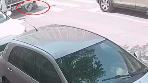 Yaya geçidinde tırın çocuğu ezdiği anlar