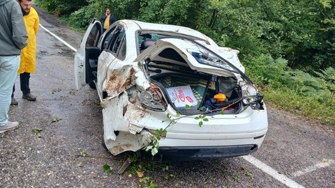 Bartın'da otomobil ırmağa uçtu: Sürücüyü itfaiye kurtardı