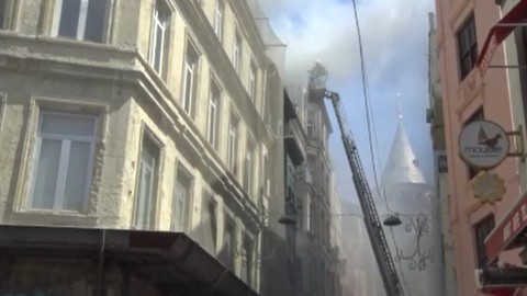 Son Dakika: Beyoğlu'nda yangın! Galata Kulesi çevresinde dumanlar yükseldi