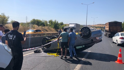 Cenaze dönüşü lastiği patlayan otomobil takla attı
