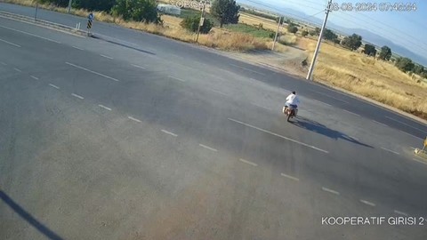 Motosikletli havaya savruldu! Feci kaza kamerada