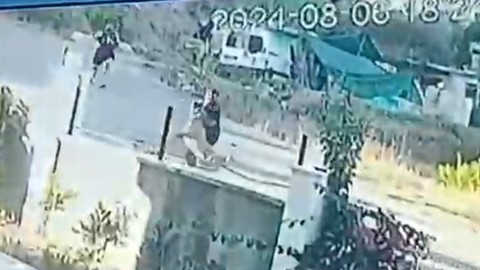 Taş attığı köpek zinciri kırarak dehşeti yaşattı
