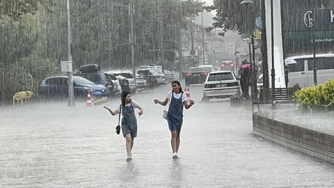 Meteorolojiden 5 il için gök gürültülü sağanak yağış uyarısı