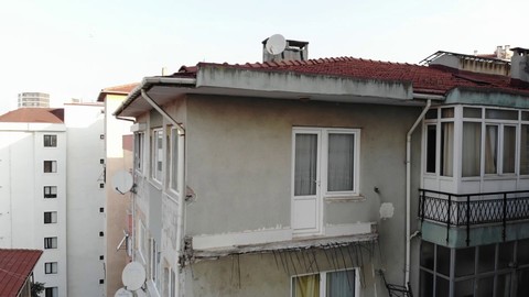 Herkes riskli binayı terk etti, bir tek o kaldı!