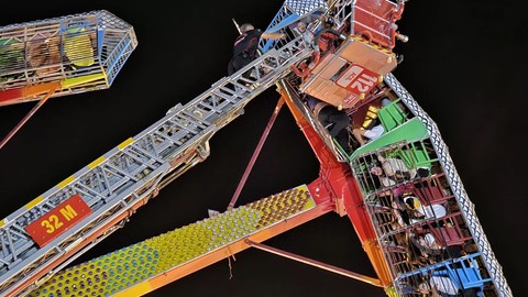 Lunaparkta 23 kişi havada asılı kaldı