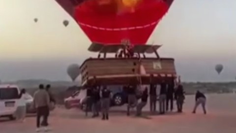 Kapadokya'da ilginç olay! Sıcak hava balonu otomobil ile çarpıştı