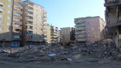 Depremde 60 kişiye mezar olan Yoldaş Apartmanı davasında skandal karar!