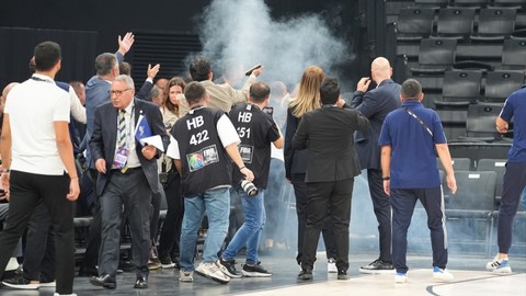 Maç ertelendi! Fenerbahçe Opet ile Beşiktaş arasında olaylı derbi