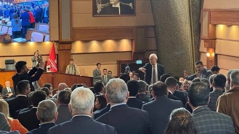 İstanbul-İBB Meclisi'ne 'söz vermeme' tartışması! Şişeler havada uçuştu