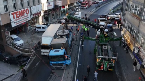 Güngören’de yol çöktü, 2 kamyon çukura düştü