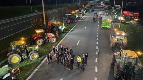 Belçika'da çiftçiler traktörleriyle yolları kapattı