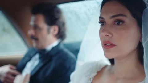Bergüzar Korel'in nostaljik gelinlik görüntüleri sosyal medyada olay oldu
