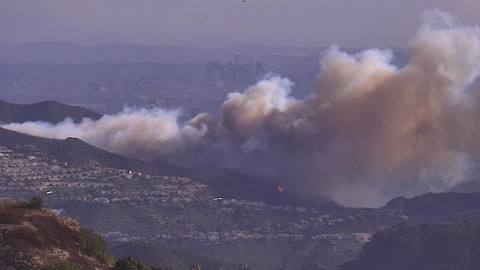 Los Angeles alev alev: 30 bin kişi tahliye ediliyor