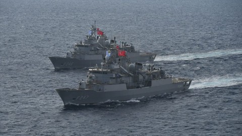 Doğu Akdeniz'de TCG Kemalreis ve TCG Salihreis eğitim gerçekleştirdi