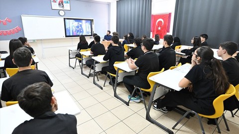 Antalya'da öğrenciler uzay misyonunu izledi