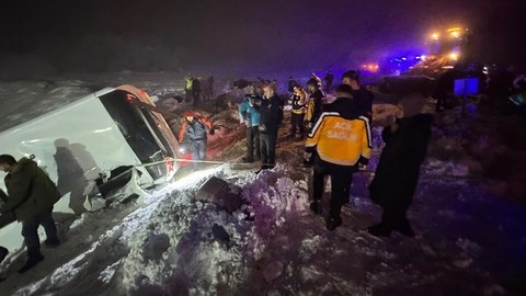 Yolcu otobüsü şarampole devrildi