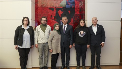 CHP Genel Başkanı Özel, Sinan Ateş'in annesi Saniye Ateş ile görüştü