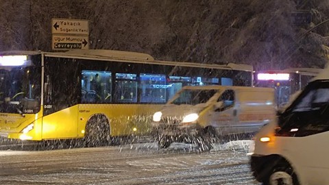 İETT şoförü frenleri tutmayınca tüm yolcuları yarı yolda indirdi