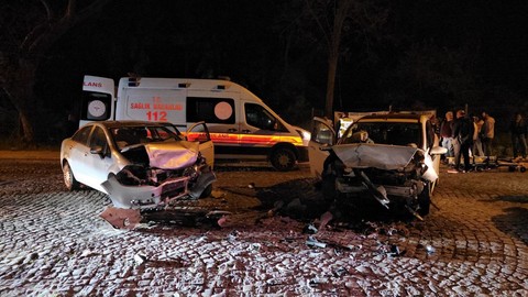 Edirne'de 2 otomobil kafa kafaya çarpıştı: 4 yaralı