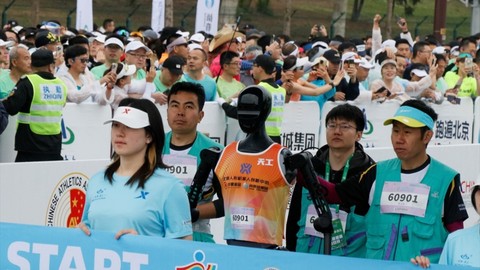 Çin'de robotlar ilk kez maratonda insanlarla yarıştı