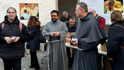St. Antuan Kilisesi’nde Papa Franciscus için lokma dağıtıldı