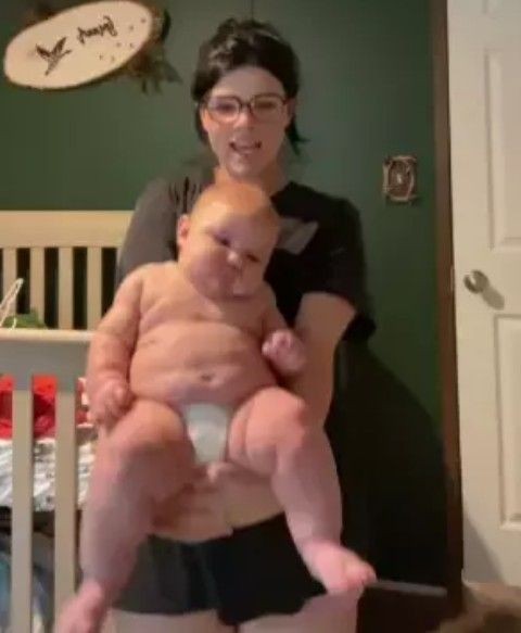 4 aylık bebek 10 kiloyu geçti! Eleştirilen anne isyan etti - Resim: 5