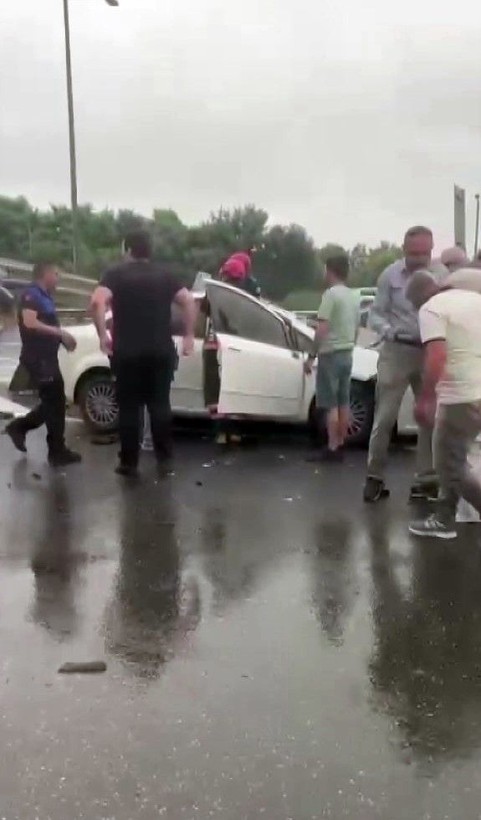 Anadolu Otoyolu'nda zincirleme kaza! Araçlardan biri bariyerler ok gibi saplandı - Resim: 6