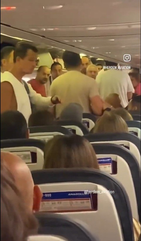 Aziz Yıldırım'ın olduğu uçakta kavga! Yıldırım araya girdi: Huzur bozuyorsunuz, bizi bulaştırmayın - Resim: 7